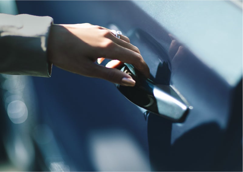 A hand gracefully grips the Light Touch Handle of a 2023 Lincoln Aviator® SUV to demonstrate its ease of use | Pines Lincoln in Pembroke Pines FL